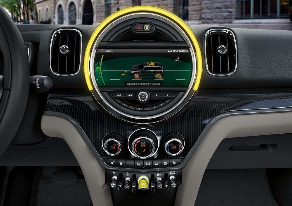 Мини гибрид. Мини Купер Кантримен 2020. Mini Cooper se Countryman. Mini Cooper se Interior. Mini Countryman 2017 монитор.